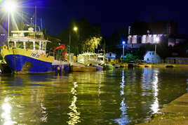 Port rybacki we Fromborku nocą