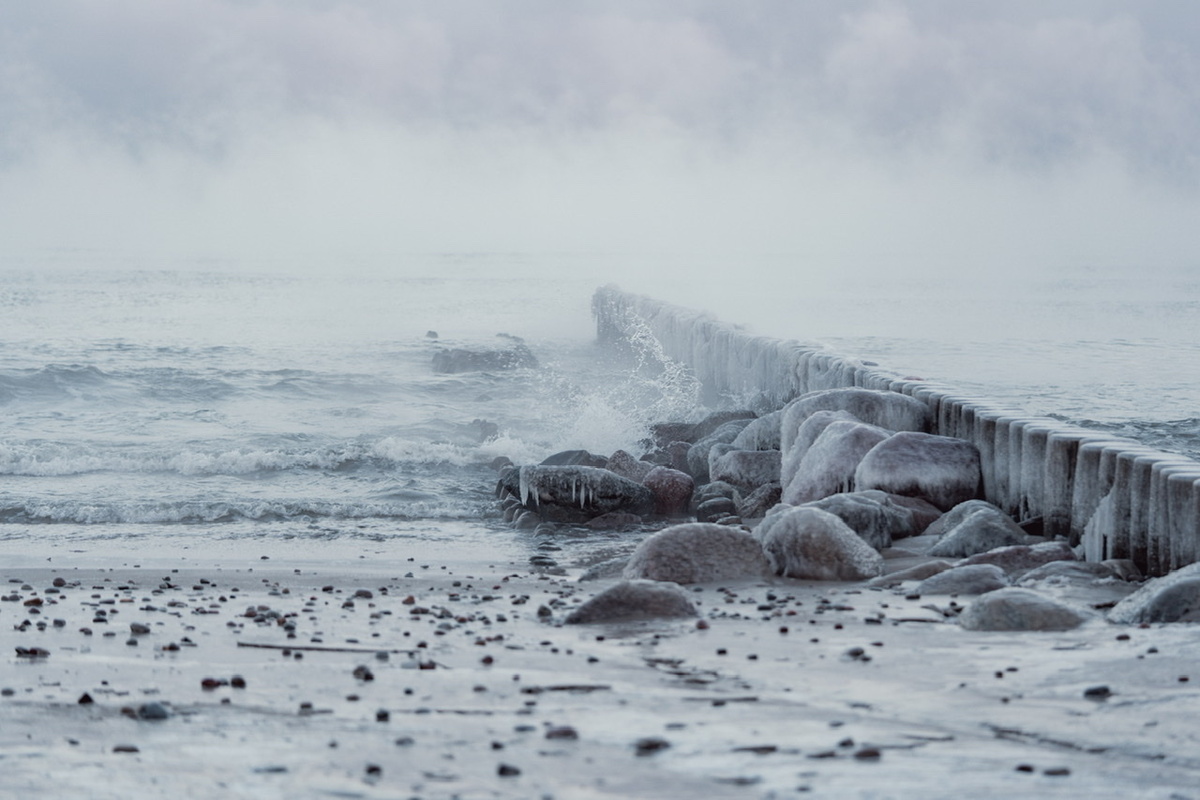 Baltic winter. Балтика зимой пустынна и угрюма. Зимой Балтика пустынна угрюма на низком горизонте лежит слоями. Зимой Балтика пустынна угрюма на низком горизонте лежит текст.